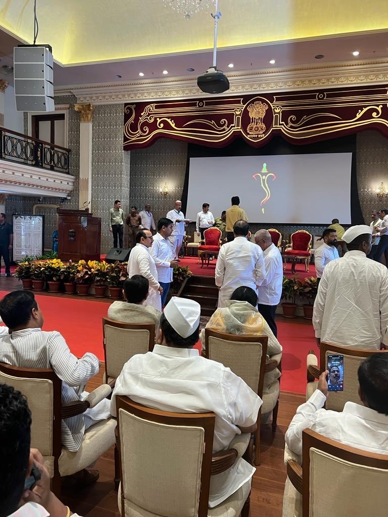 महाराष्ट्राच्या राजकारणाचे साफ मातेरे करण्याचां विडा काही लोकांनी उचलला आहे.त्यांना त्यांच्या मार्गाने जाऊ द्या.
माझे आताच श्री.शरद पवार यांच्याशी बोलणे झाले.ते म्हणाले" मी खंबीर आहे.लोकांचा पाठिंबा आपल्याला आहे. उद्धव ठाकरें सह पुन्हा सर्व नव्याने उभे करू.". होय,जनता हे खेळ फार