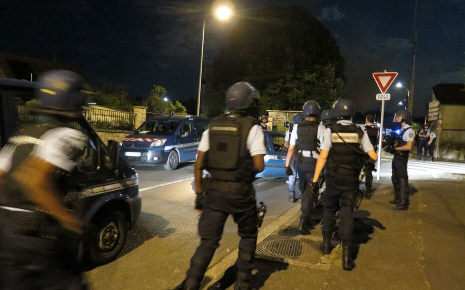 Un grand merci aux forces de <a href="/Gendarmerie/">Gendarmerie nationale</a> qui en confortant la <a href="/PoliceNationale/">Police nationale</a> et notre police municipale ont depuis 2 nuits ramené l’ordre et le calme à #Montauban 

crédits photo : LP/Frédéric NAIZOT