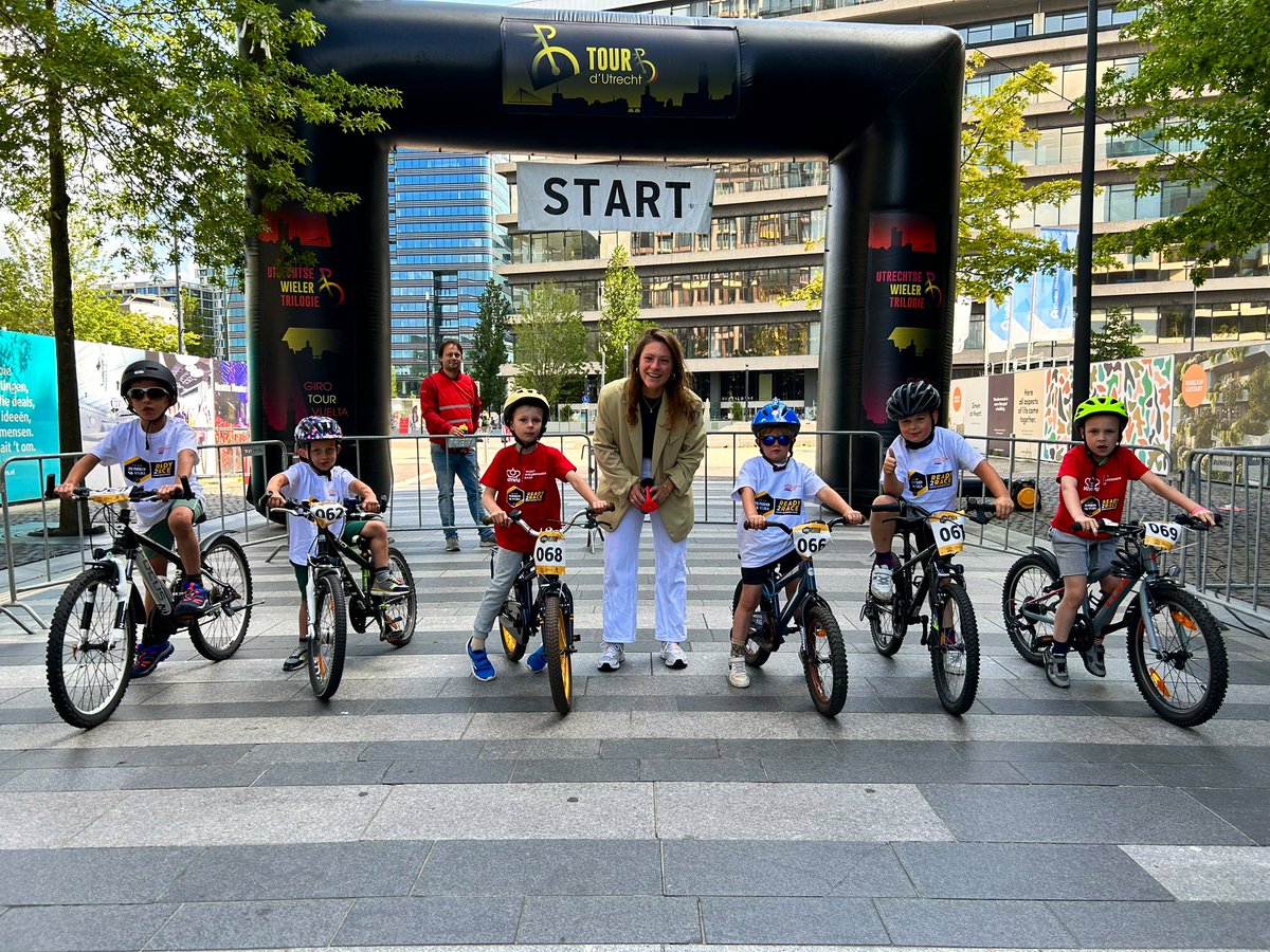 Vorige week zwom ze nog de #singelswim en vandaag loste <a href="/EvaOosters/">Eva Oosters</a> het startschot bij de dikkebandenrace van de Tour d’Utrecht.
We hebben een sportieve wethouder sport <a href="/GemeenteUtrecht/">Gemeente Utrecht</a>