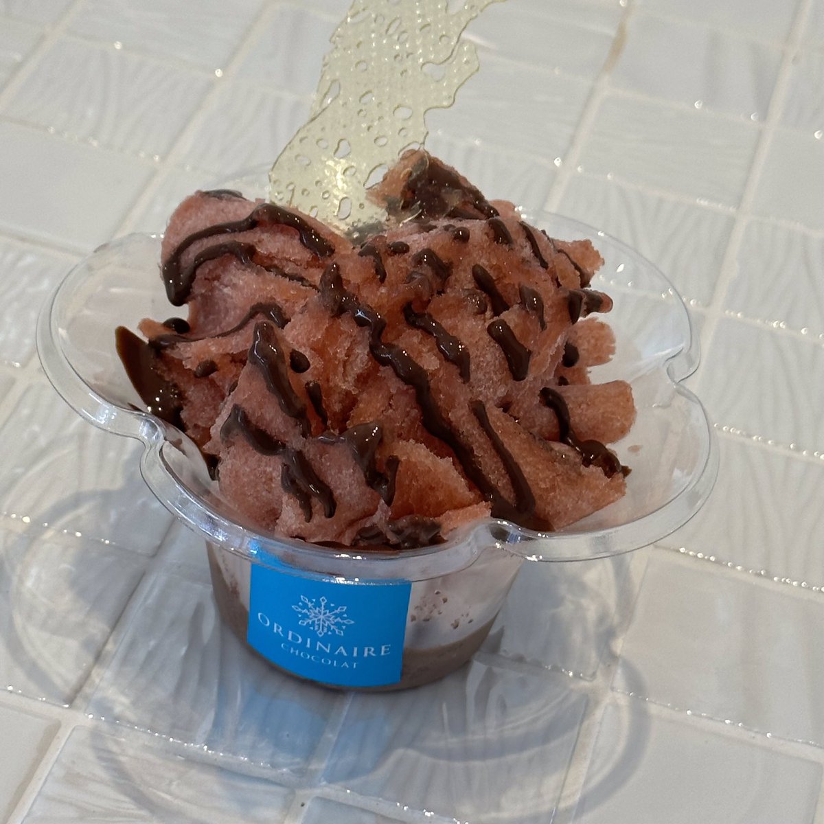 OrdinaireChoco's tweet photo. 【新発売のイチゴコオリ】

オルディネールショコラのかき氷に新しくイチゴのフレーバーが誕生しました🍧

イチゴの果汁が入った、口の中でふわっととろけるような氷を使用しており、特製のチョコソースをかけてお召し上がりいただけます🍓 https://t.co/vcIRartlk9