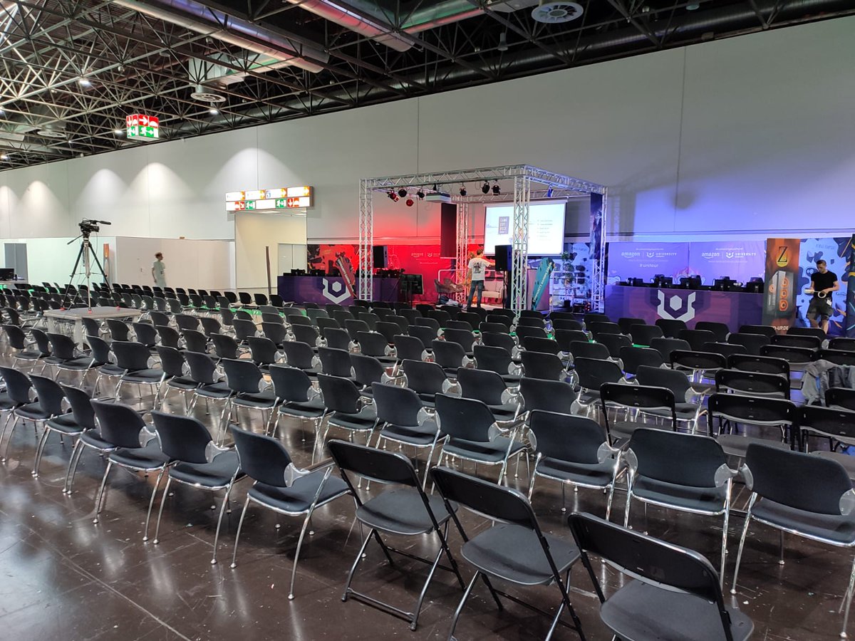 UniEsportsDE's tweet photo. Die Ruhe vor dem Sturm!
Der Stream startet heute bereits um 13:30Uhr. 
Seid ihr bereit euer Team anzufeuern?

#lolfinal #dokomi https://t.co/7P2jFzIZhx