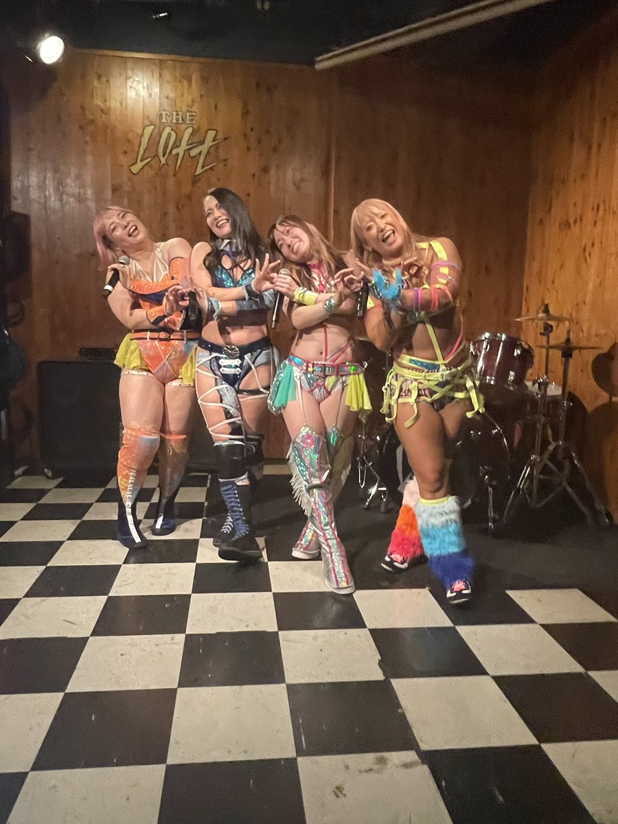 k9cpt07's tweet photo. 先週は自分的にプロレス週間でした😊まずはこちら、小林香萌選手の10周年イベント😊なんだかんだ最前列でCOLOR'Sの皆さんのパフォーマンスを拝見した俺（笑） https://t.co/9dyLtB8WO6