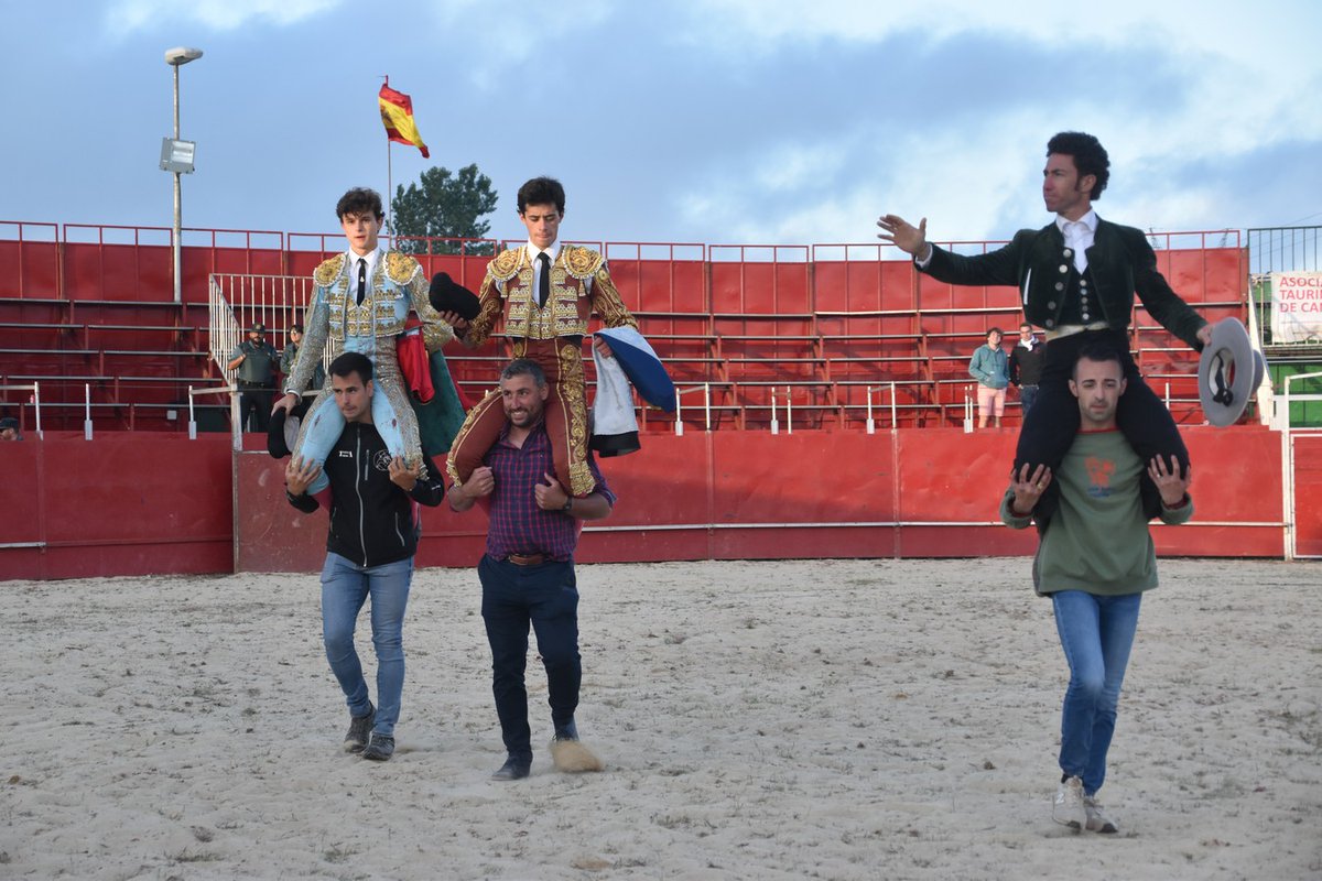 burladerotv's tweet photo. Fotogalería del festejo celebrado ayer en #Requejo por @LaraToca @agburdiel https://t.co/fpwM6nvzgd https://t.co/pyBcTC4HNu