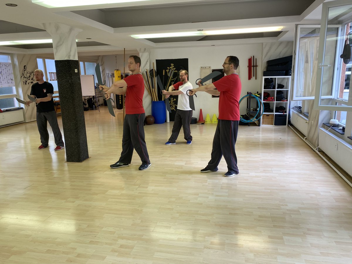 frank_schmalz's tweet photo. Viel Spass hatten wir gestern beim Intensivtag in Kiel. Auf dem Programm standen klassisches WingTsun, MagicHands, Langstock und Doppelmesser. Ich danke allen Teilnehmern für Ihren Besuch. Schön das wir wieder so viel zusammen lachen konnten😂. https://t.co/Z2hYENWs2L