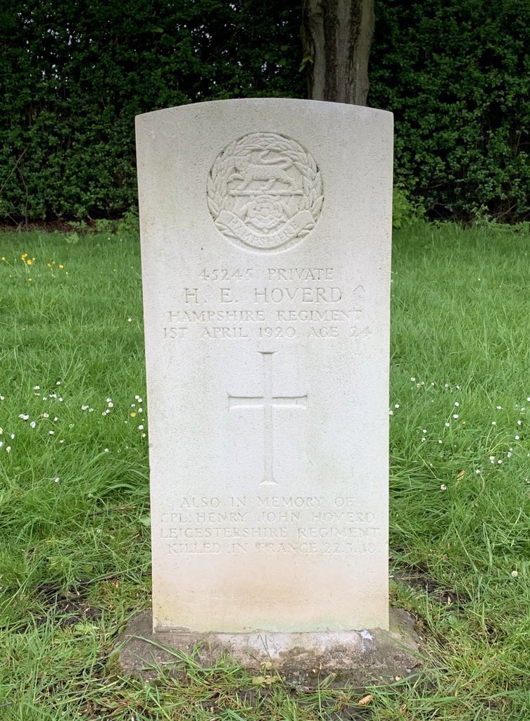 DanielJPhelan_'s tweet image. It could definitely do with some attention. Hopefully there’s a @CWGC ‘Eyes On, Hands On’ volunteer in the area who can visit. The difference made with a brush, some water and a bit of effort, can be amazing. Here’s one in Nuneaton I cleaned as part of the #EOHO programme.