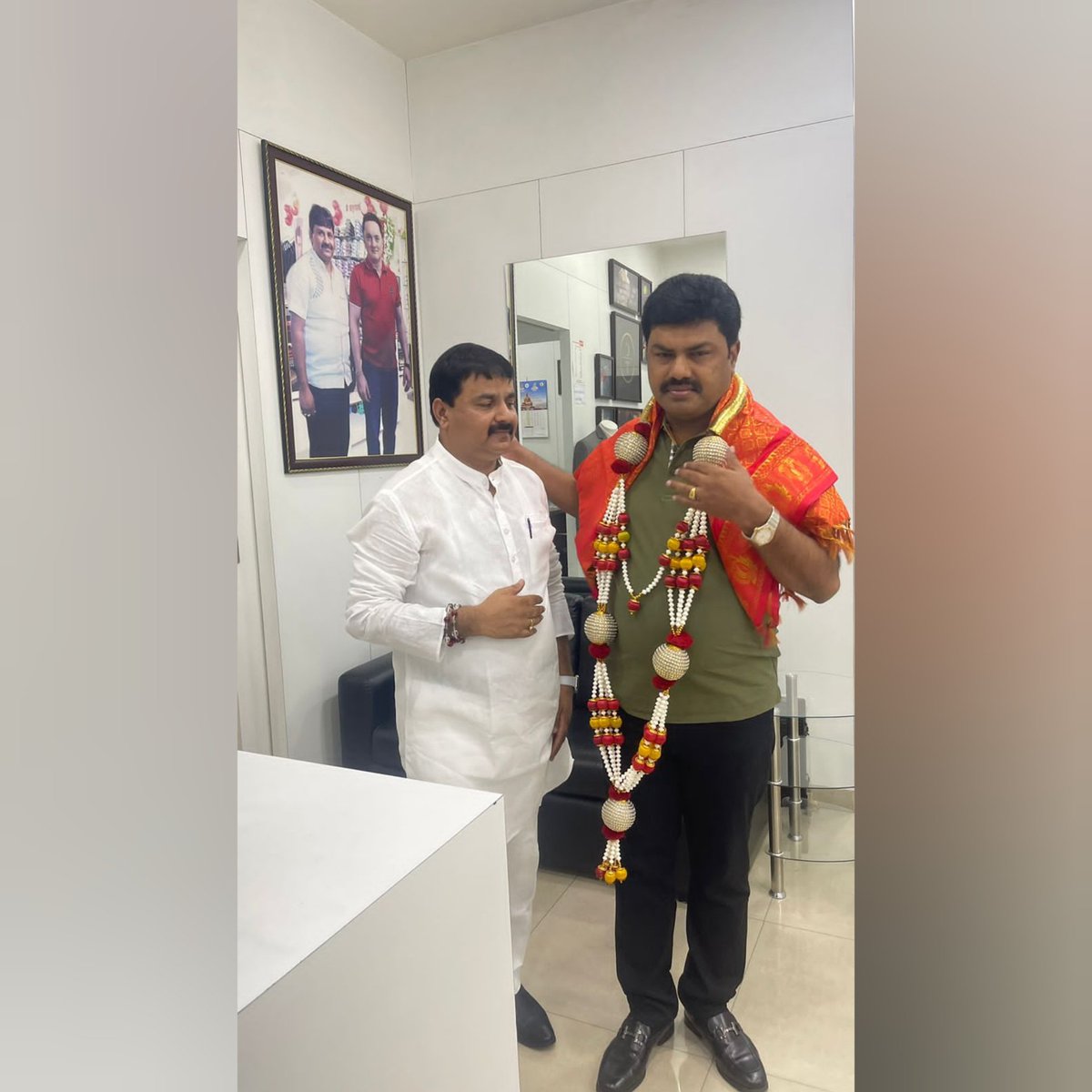Rajutallurum11's tweet photo. ಶಿವಮೊಗ್ಗ ದ ಹೆಮ್ಮೆಯ ಸಂಸದರಾದ ಬಿ. ವೈ. ರಾಘವೇಂದ್ರ ರವರು @BYRBJP ಇಂದು ರಾಜರಾಜೇಶ್ವರಿ ನಗರದ ನನ್ನ The Raymond shop ಗೆ ಭೇಟಿ ನೀಡಿದ ಸಂದರ್ಭ.
#BYRaghavendra #RajuMTallur #RaymondShop #rajarajeshwarinagar https://t.co/flTf8lMonK