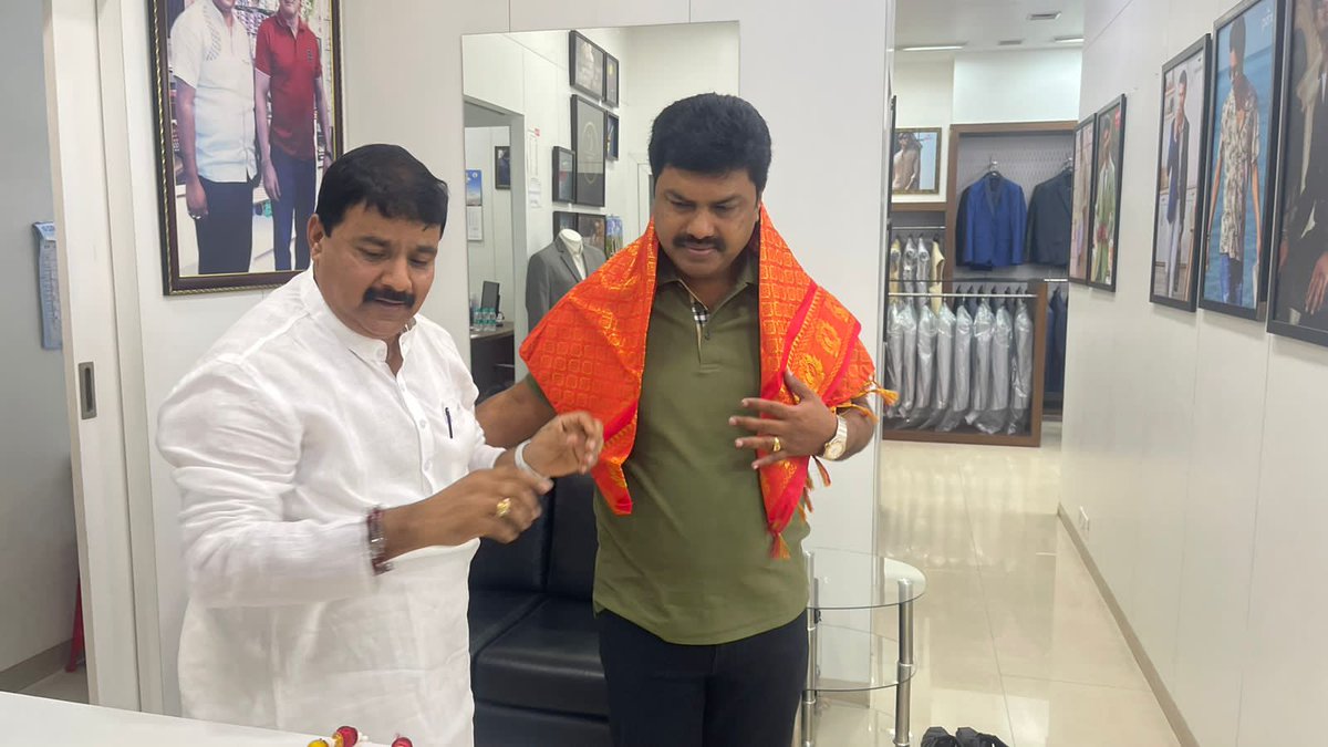 Rajutallurum11's tweet photo. ಶಿವಮೊಗ್ಗ ದ ಹೆಮ್ಮೆಯ ಸಂಸದರಾದ ಬಿ. ವೈ. ರಾಘವೇಂದ್ರ ರವರು @BYRBJP ಇಂದು ರಾಜರಾಜೇಶ್ವರಿ ನಗರದ ನನ್ನ The Raymond shop ಗೆ ಭೇಟಿ ನೀಡಿದ ಸಂದರ್ಭ.
#BYRaghavendra #RajuMTallur #RaymondShop #rajarajeshwarinagar https://t.co/flTf8lMonK