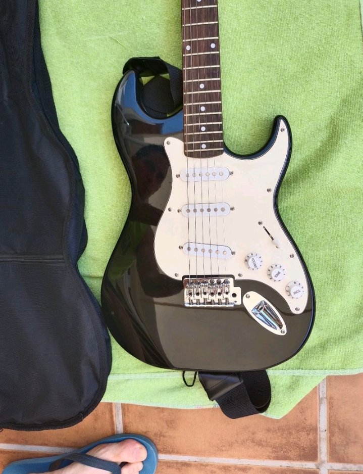 Juankicasan's tweet photo. Vendo guitarra eléctrica de marca sonora con su funda más el amplificador de marca sonora 
85€ https://t.co/PPcpqXxCdy