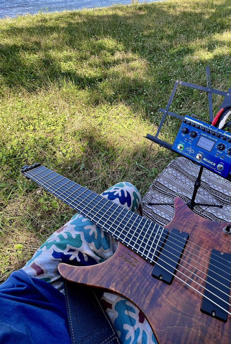 ikaway_'s tweet image. 今日は宇宙一潮風を浴びせてる八弦で海アンビエント🌊🌊🌊🌊🌊🌊🌊🌊

#8弦ギター #Strandberg #OceanMachine