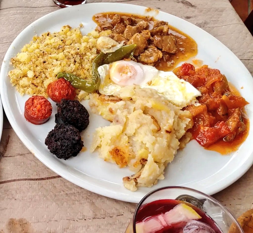 ivancp25's tweet photo. Muy recomendable #LaBodeguilla en #Frigiliana. Hemos comido fenomenal por 12 Euros por persona con bebida doble. Y un trato exquisito por parte de su personal. #Sabadeando #Málaga #Andalucia 👌😍🍽️🍺 https://t.co/VxEoKpZbTp