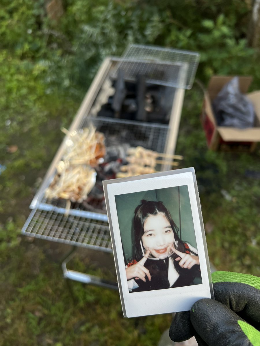 zero45ss's tweet photo. 夏なので子供にBiSH聞かせながらBBQしてみます。
チェキとご飯撮ったことないからやってみたけど近づけすぎると溶けそうなのでピンボケになってしまった。 https://t.co/QAdplgkP3R