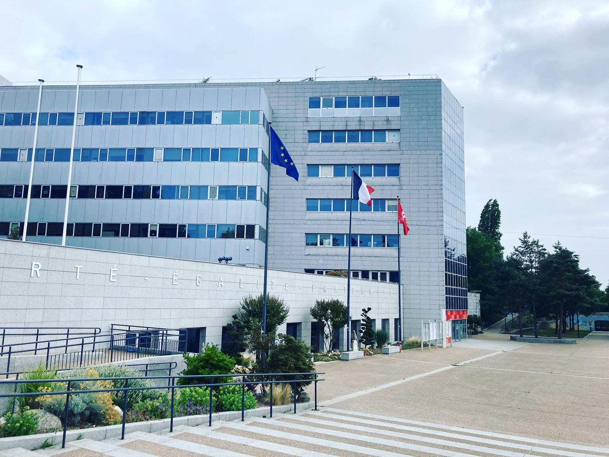 Jp_Jeandon's tweet photo. Les drapeaux flottent au vent ce matin devant l’Hôtel de Ville de #CERGY.
Je remercie la police municipale, la police nationale, le RAID pour avoir repoussé cette nuit une attaque contre notre bâtiment républicain.

suite ➡️ https://t.co/oZScwcbv1N https://t.co/L2sPjnqJY3