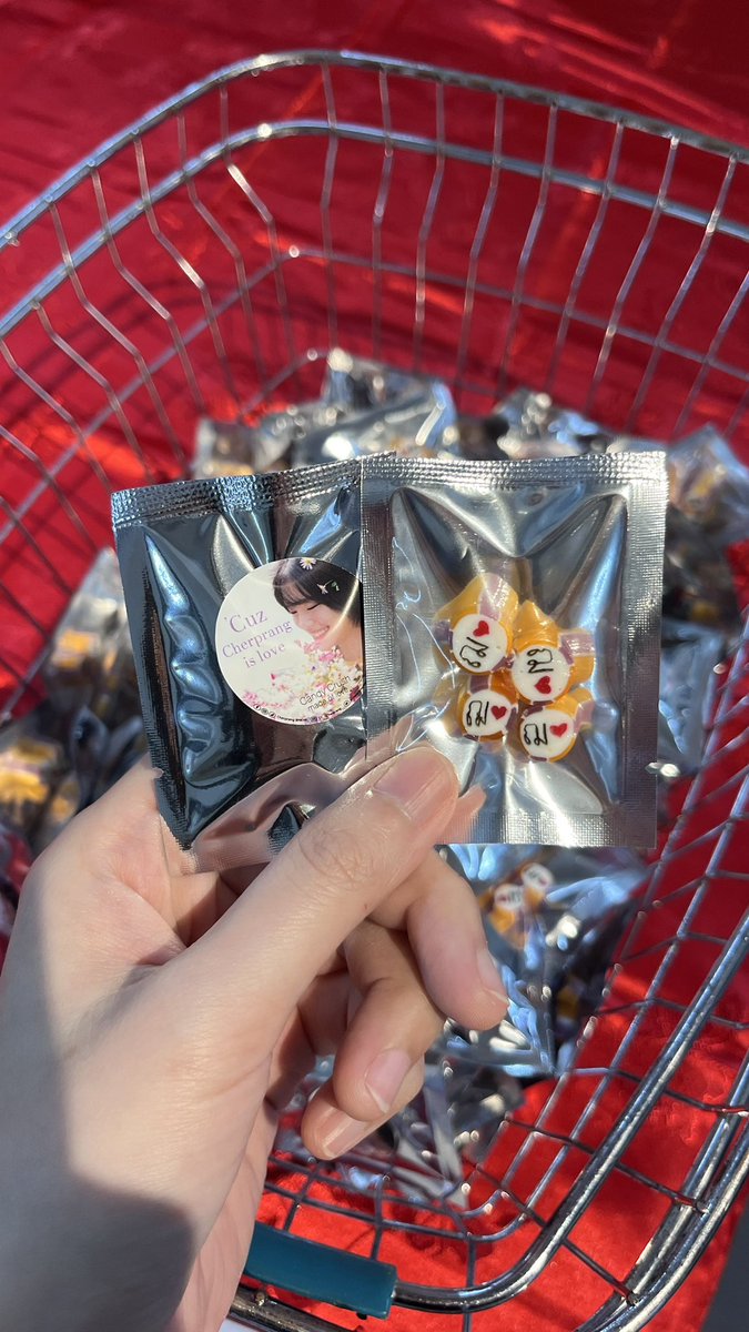 Rare Item!!

ลูกอม “ ฌ❤️ ” สามารถมาหยิบได้คนละ 1 ซองนะคะ ที่โซน Fanbooth ค่ะ 

#Cherprang1stFansign
#CherprangAreekul
#CherprangBNK48