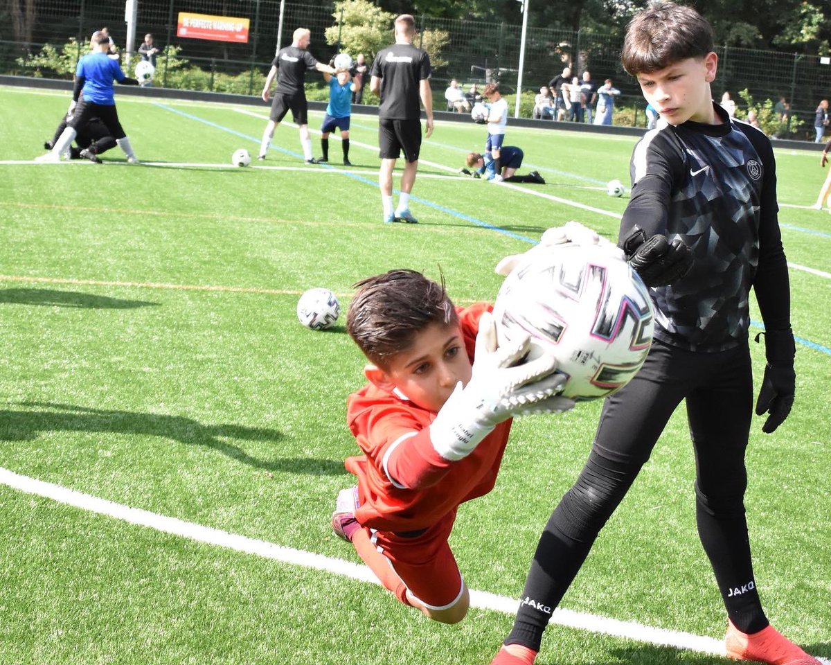 Na ruim een jaar er tussenuit geweest te zijn, waren wij vandaag weer terug met een clinic!💪🏻 Bedankt voor jullie enthousiasme!
Welke keeper was er vandaag bij?😏
Een fijne zomer ⛱ en zien wij je op 3 september weer? 😉