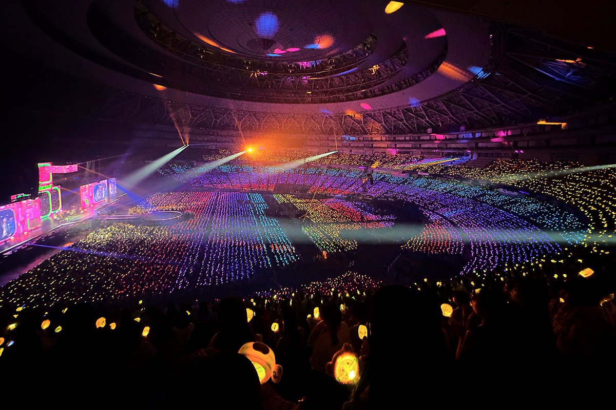 TXT_DailyNews's tweet photo. TXT'S WORLD TOUR <ACT: SWEET MIRAGE IN OSAKA, JAPAN> KYOCERA DOME! 

DAY 1                                    DAY 2 https://t.co/6UDFJxlW4v