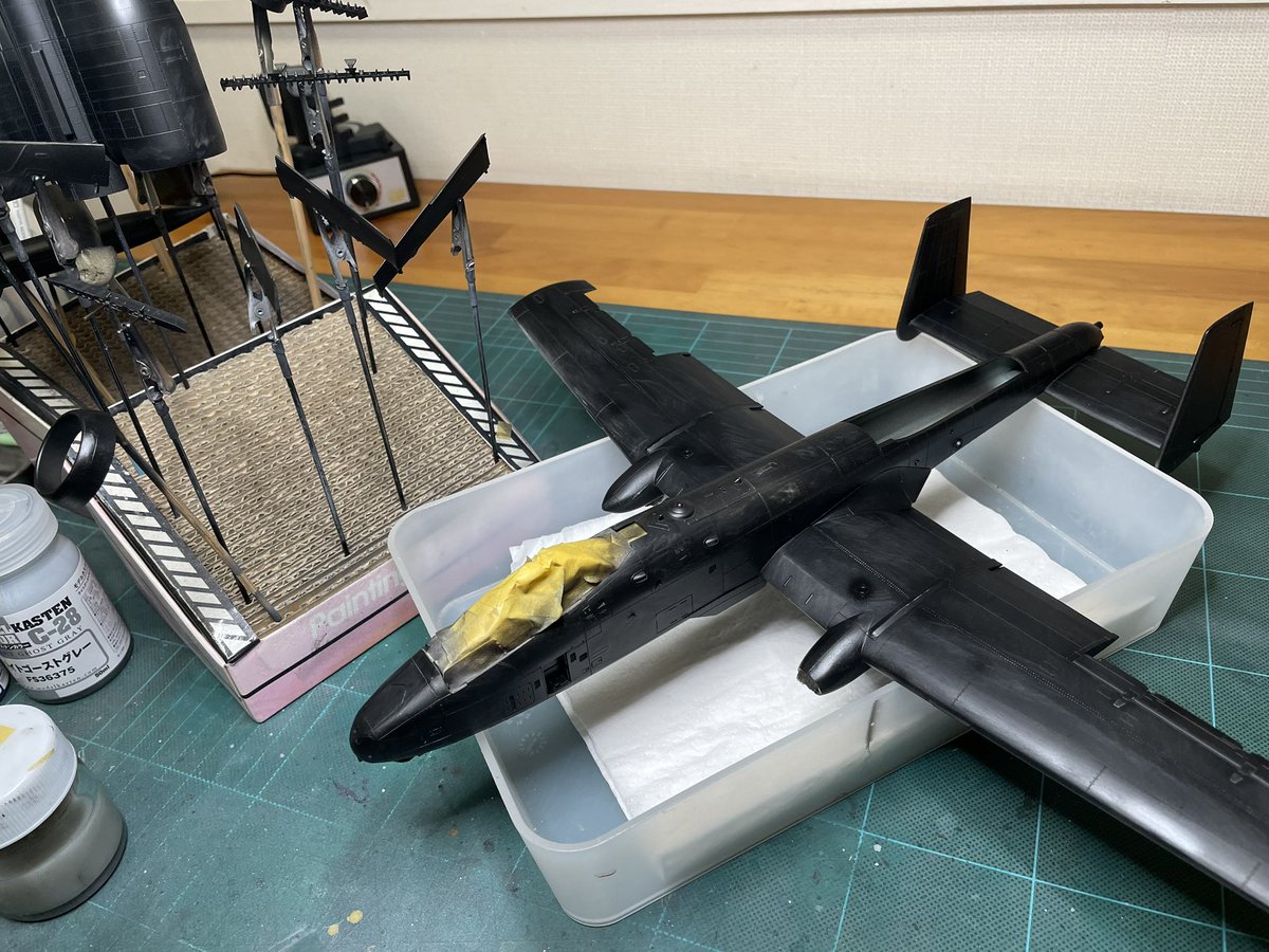 wakky1114's tweet image. Academy1/48A-10Thunderbolt Ⅱ進捗。機首部分の合わせ目、PL段差処理に手間取りながらも、なんとか塗装フェーズに入りました。雑誌等の作例に習って今回は黒立ち上げから。さて、今回はどの様に塗り重ねますか...
#Academy
#a10thunderbolt
#間野四郎模型同好会