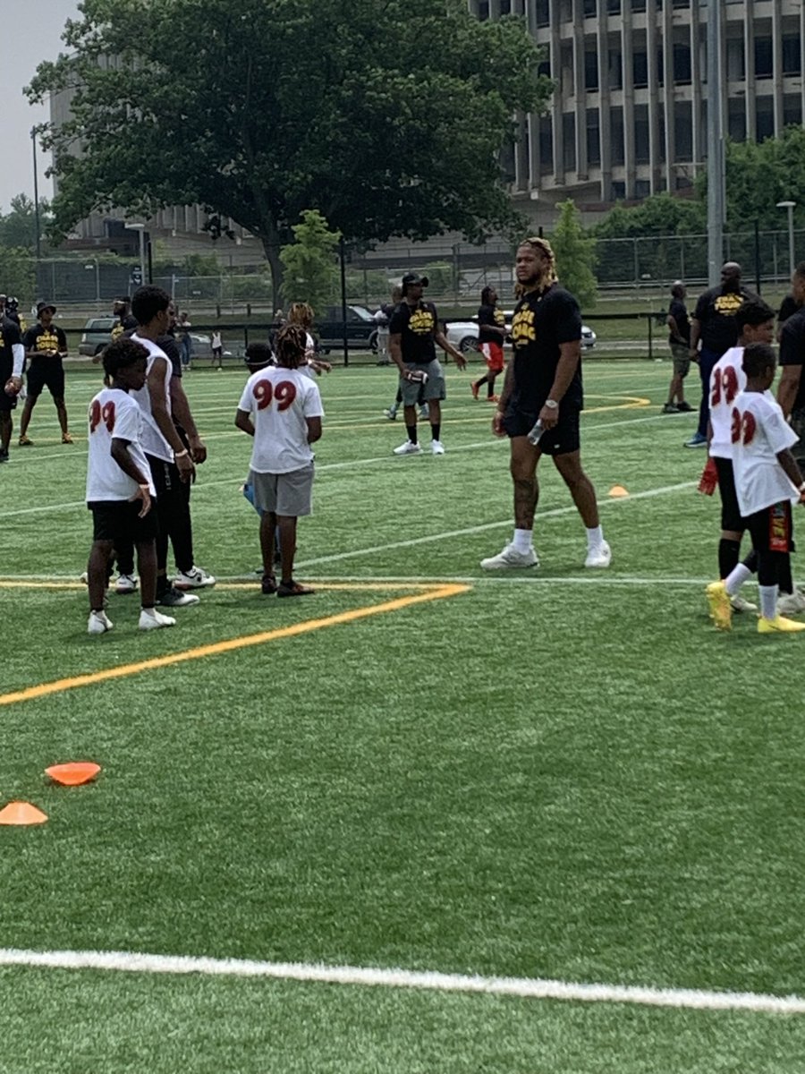 Quan Battle (OTR Quan) (@otrquan) on Twitter photo Big time shout out to <a href="/youngchase907/">Chase Young</a> and his family for making dreams come true. Mr. Young actually sat down , gave knowledge, wisdom , and confidence to my 12year son. Big time smile on Jordan’s face after walking off the field. <a href="/JPFinlayNBCS/">JP Finlay</a> <a href="/JunksRadio/">The Junkies</a>
#SentTheMessage Big time shout out to <a href="/youngchase907/">Chase Young</a> and his family for making dreams come true. Mr. Young actually sat down , gave knowledge, wisdom , and confidence to my 12year son. Big time smile on Jordan’s face after walking off the field. <a href="/JPFinlayNBCS/">JP Finlay</a> <a href="/JunksRadio/">The Junkies</a>
#SentTheMessage