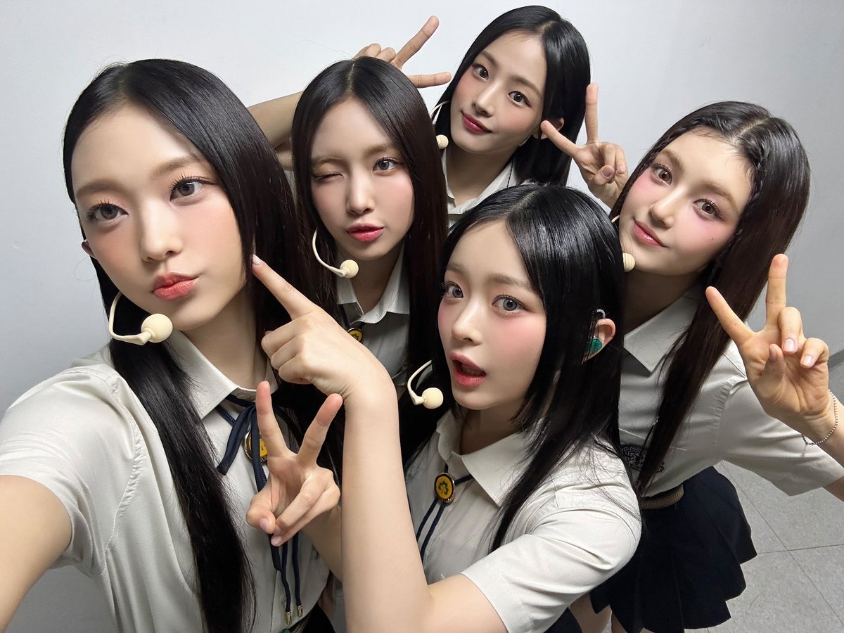 NewJeans_ADOR's tweet image. [NewJeans Commentary👀]

버니즈!! 우리의 첫 팬미팅은 다 마무리됐는데 이틀동안 함께한 모든🐰버니즈분들에게 너무 너무 감사해요! 정말 행복해서 꿈같이 지나간 것 같은데 그래도 저희에게 평생 남을 추억이 되어서 너무 행복해요!! 아쉽게 함께하지 못한 버니즈분들의 사랑과 응원도 정말 많이…