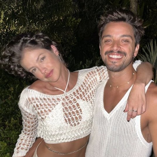 choquei's tweet image. 🚨FAMOSOS: Em entrevista ao O Globo, Agatha Moreira disse que tem uma relação "aberta ao diálogo" com o namorado Rodrigo Simas: 

"Não dá para dizer que irei me atrair pelo Rodrigo para sempre, não quero cair nessa hipocrisia. Há momentos em que estamos menos apaixonados um pelo…