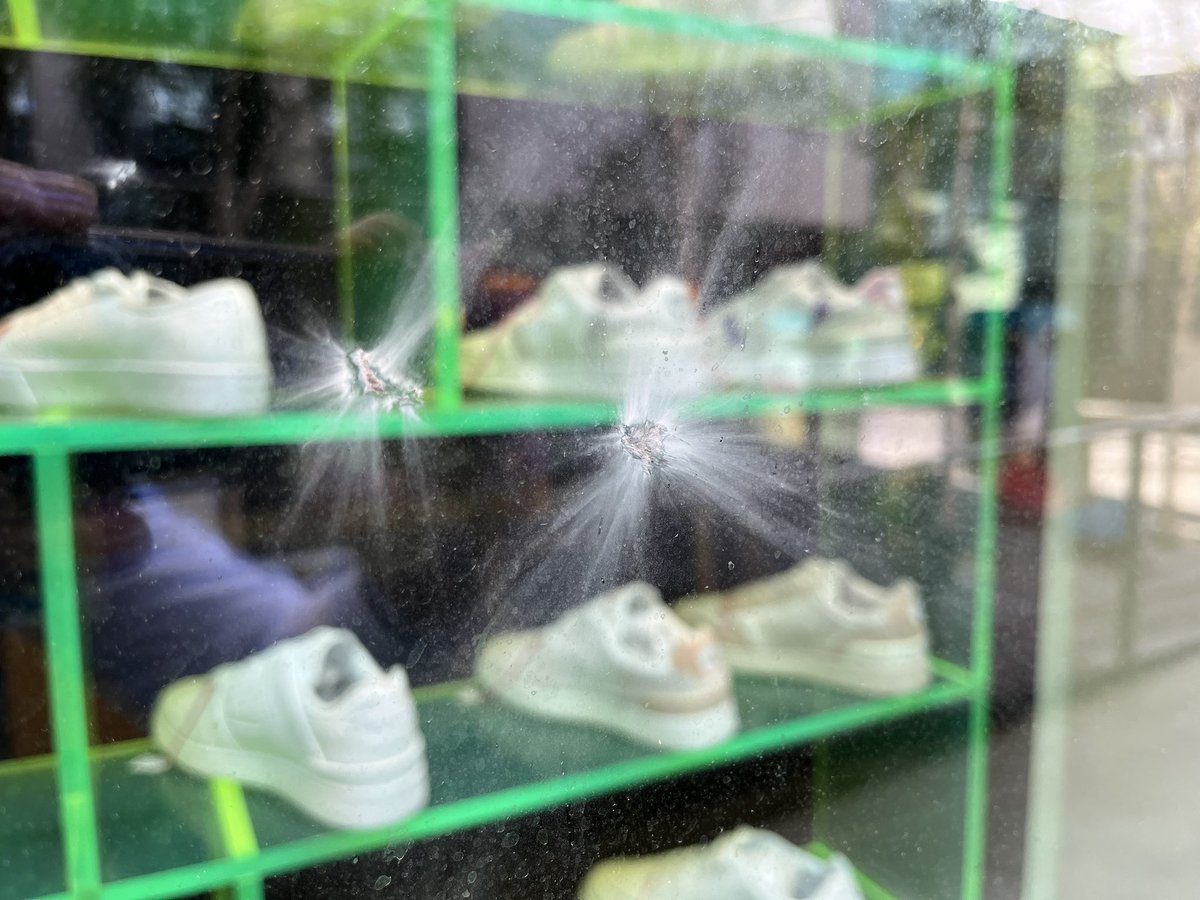 Yoan Rithner (@yoanrithner) on Twitter photo Le quartier du #Flon à #Lausanne se réveille groggy, après l’attaque de vitrines perpétrée cette nuit par une centaine de jeunes. Les rassemblements se sont organisés sur les réseaux sociaux, en représailles au décès de #Nahel en France. <a href="/RTSinfo/">RTS Info (compte archivé)</a> Le quartier du #Flon à #Lausanne se réveille groggy, après l’attaque de vitrines perpétrée cette nuit par une centaine de jeunes. Les rassemblements se sont organisés sur les réseaux sociaux, en représailles au décès de #Nahel en France. <a href="/RTSinfo/">RTS Info (compte archivé)</a>