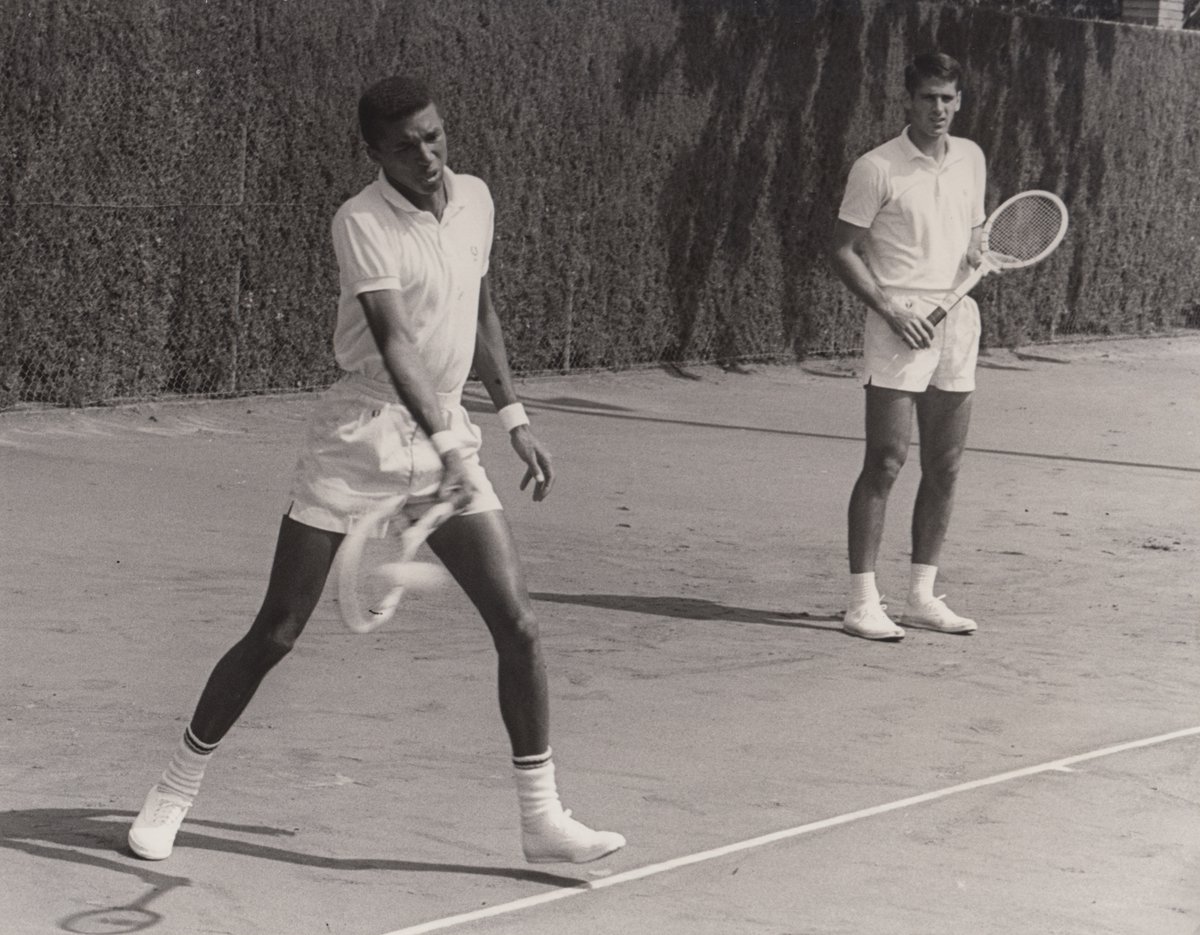 Los estadounidenses Marty Riessen y Arthur Ashe en 1971 en el <a href="/rctb1899/">RCT Barcelona-1899</a> en un entrenamiento para el Trofeo Conde de Godó <a href="/bcnopenbs/">Barcelona Open Banc Sabadell</a>
