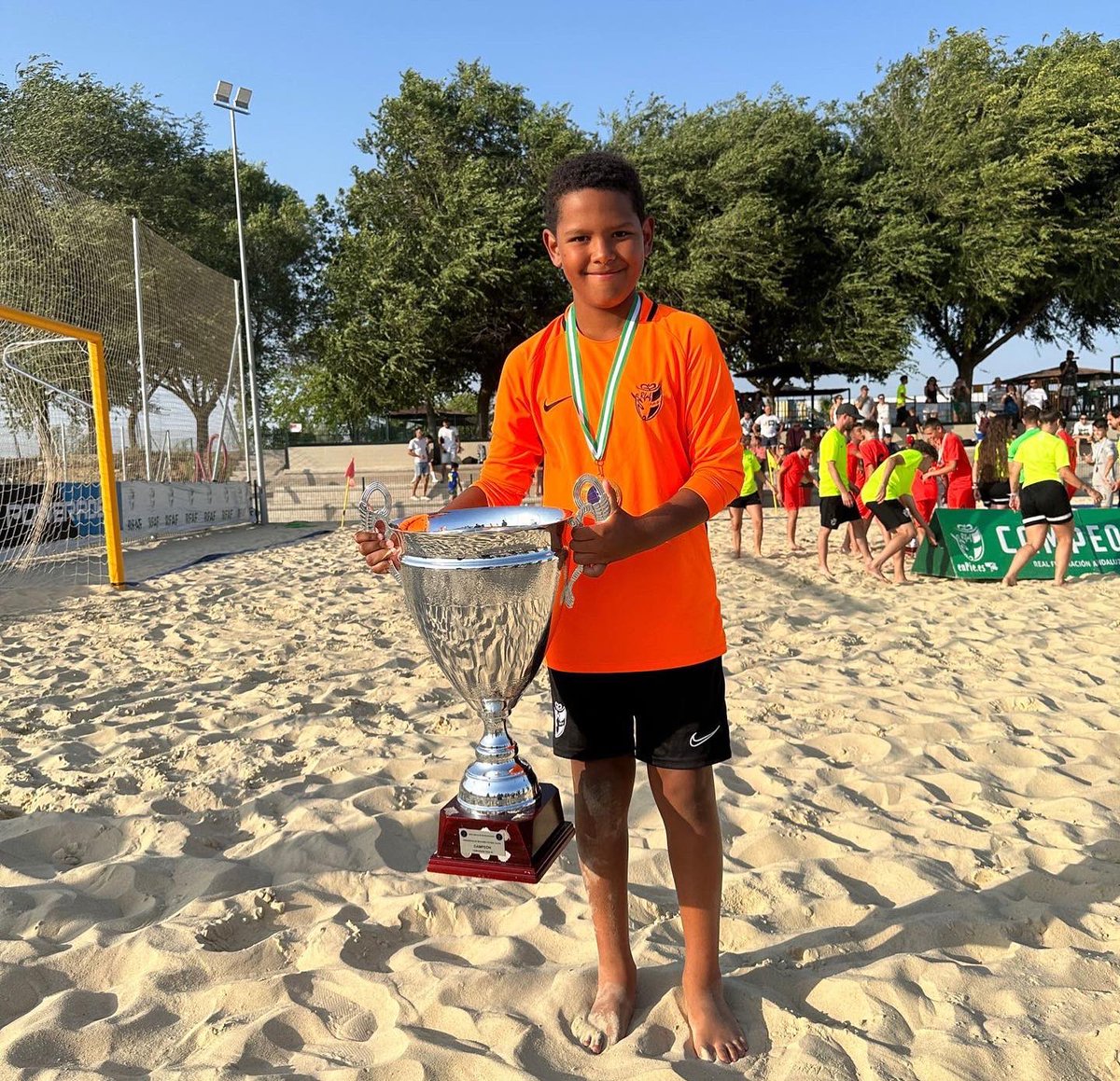 🤩 Felicitar a Gabi, nuestro portero del Benjamín A, por el título de Campeón de
Andalucía de Fútbol Playa conseguido con la Selección Malagueña Benjamín de Fútbol Playa.

¡Enhorabuena Gabi! 🧤 🔝 

#AupaAthletic
#AndaluzfpBenjamín
#RFAFMálaga