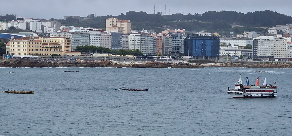 andresrios59's tweet photo. #remo Las ligas @actraineras se ponen aprueba en la ensenada #Orzan #Riazor con un mar movidito, @BaseSalvamento de @CruzRojaCoruna, como siempre, cuidando de los relativas https://t.co/RXLM766Jva