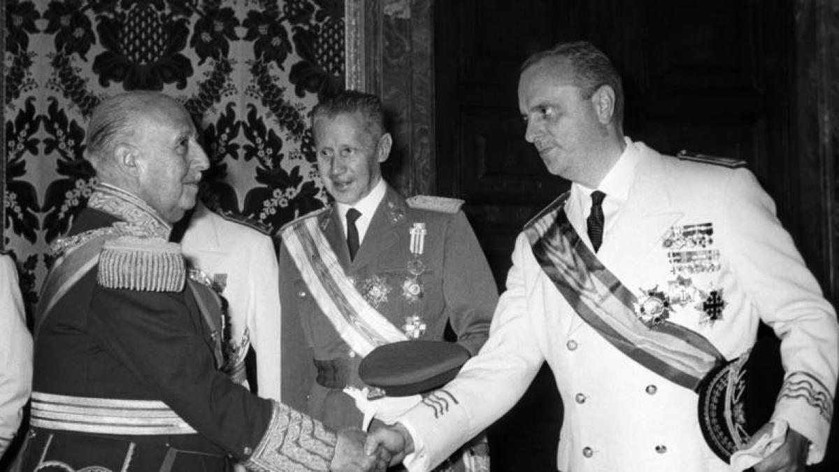 Rafael_Narbona's tweet photo. El PP ha abrazado la ideología de Vox. Ya no es una opción democrática. Quizás no lo fue nunca. Tal vez su ideario se reduce a nostalgia del franquismo. Votar al PP es decir sí al discurso de odio de Vox. Odio a los inmigrantes, las mujeres, los gais, los trabajadores pobres, los intelectuales de izquierdas, los catalanes y los vascos. 

Se ha reprochado al PSOE que llegara a acuerdos con Bildu, pero lo cierto es que esos pactos nunca ha contemplado la concesión de cargos institucionales. En España, el único esbozo de derecha democrática fue Ciudadanos, pero lo cierto es que muchos de sus votantes hoy apoyan a Vox, lo cual muestra que no hay una derecha tolerante afianzada entre el electorado.

En España, la derecha está lastrada por un déficit democrático. Una Transición que no depuró responsabilidades ha traído estos lodos. Los responsables de la represión (Martín Villa, Fraga) continuaron en sus puestos. El 23-J se ha convertido en una fecha trascendental. Como ha dicho Pedro Sánchez, en 20 días hemos retrocedido 20 años y solo es el comienzo.
