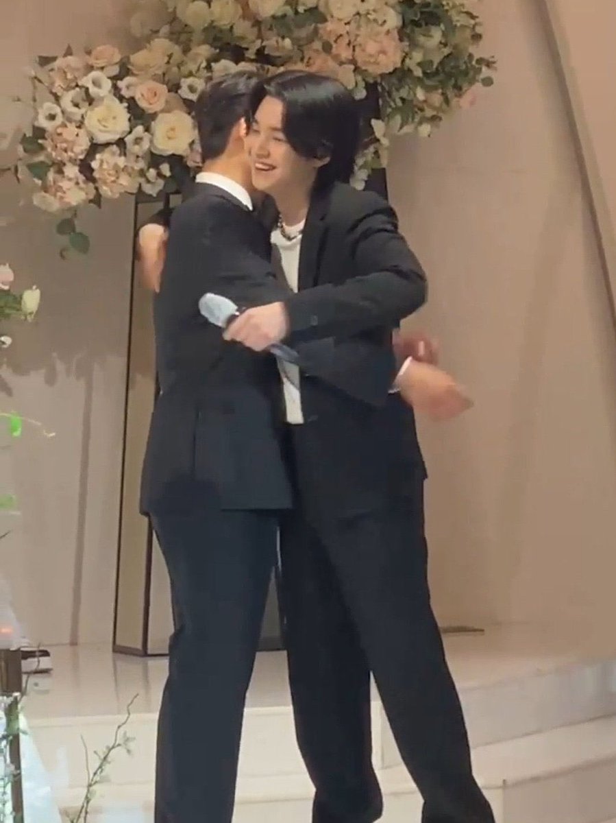 Yoongi’m hiç kalkma aşkım, abinlerden sonra biz oturacağız 👰🏻‍♀️🤵🏻