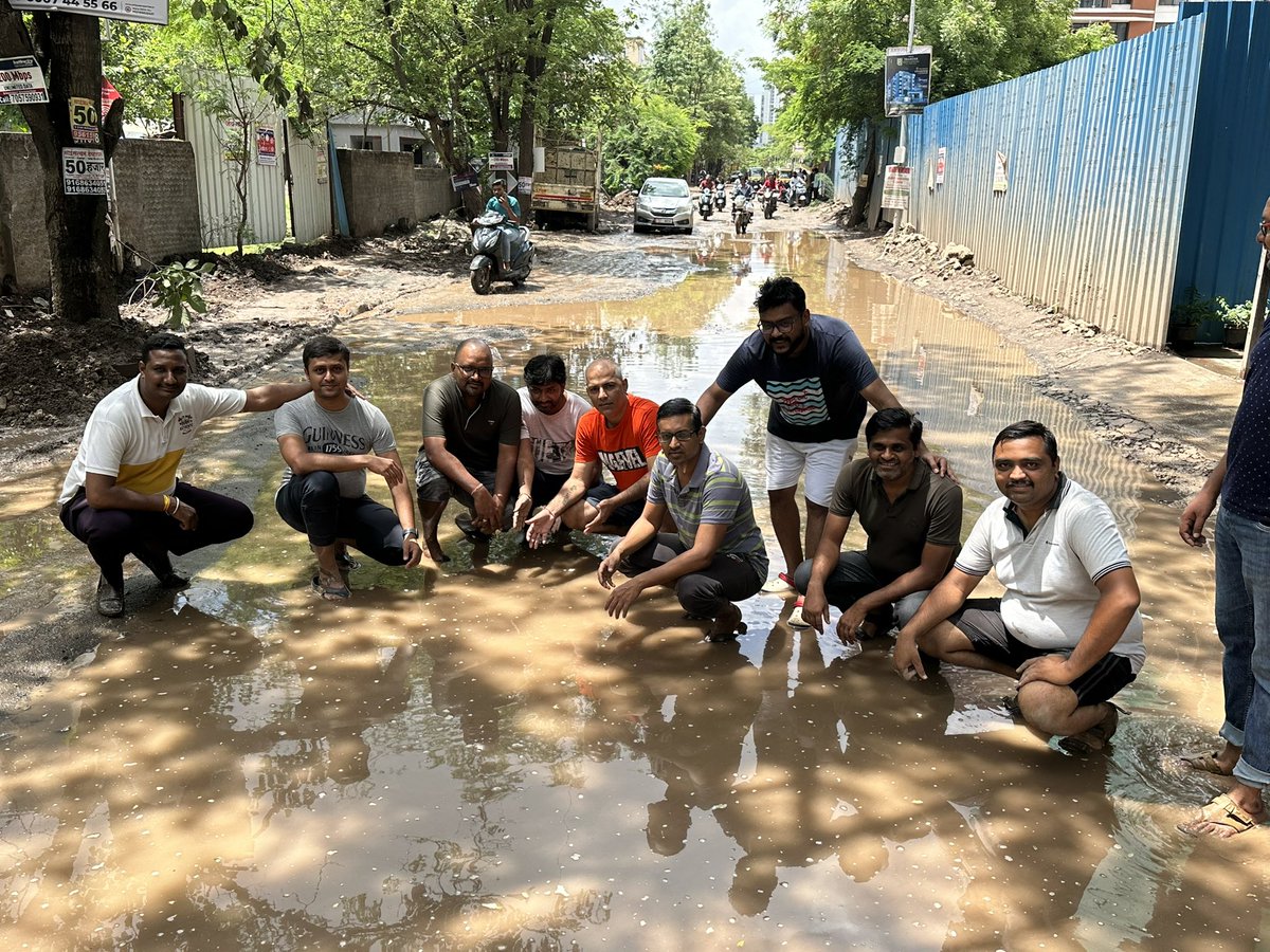 खराब रस्ते आणि सततच्या अपघाताला कंटाळून आज केशवनगर मुंढवा येथील विहाना-शांति एलिक्सीर आणि झोआ सोसाइटी सदस्यांनी आज @PMCPune @PMCMCO विरोधात आंदोलन केले. स्थळ- चॉकलेट रोड #pune #justiceforkeshavnagar @PuneCivic @ThePuneMirror @PuneriSpeaks