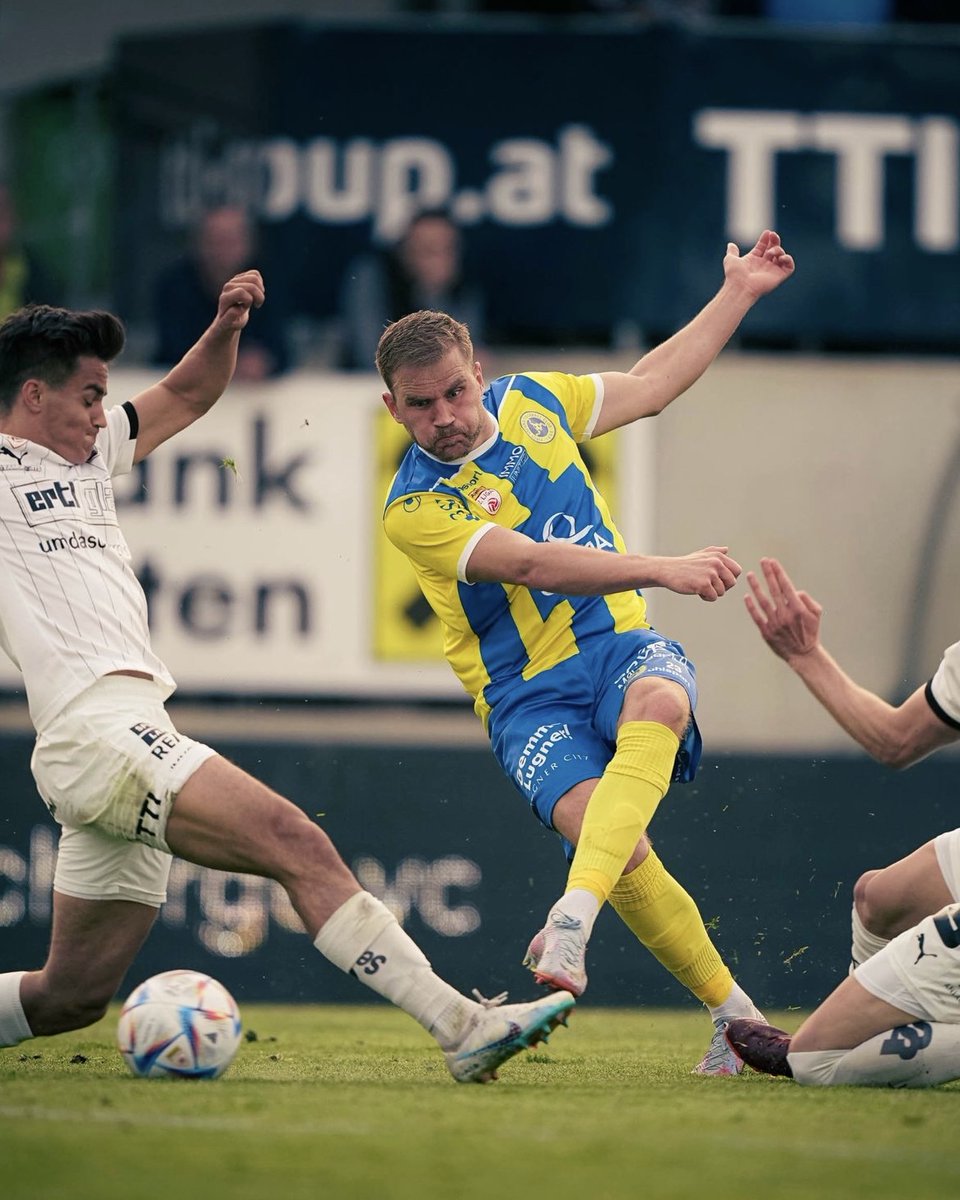 FirstViennaFC's tweet photo. Lukas #Grozurek wechselt ins Burgenland zum ASV Siegendorf! Wir bedanken uns herzlich für deinen Einsatz! 💛💙
#ViennaFamily #comeonvienna https://t.co/BXUpFgicLS