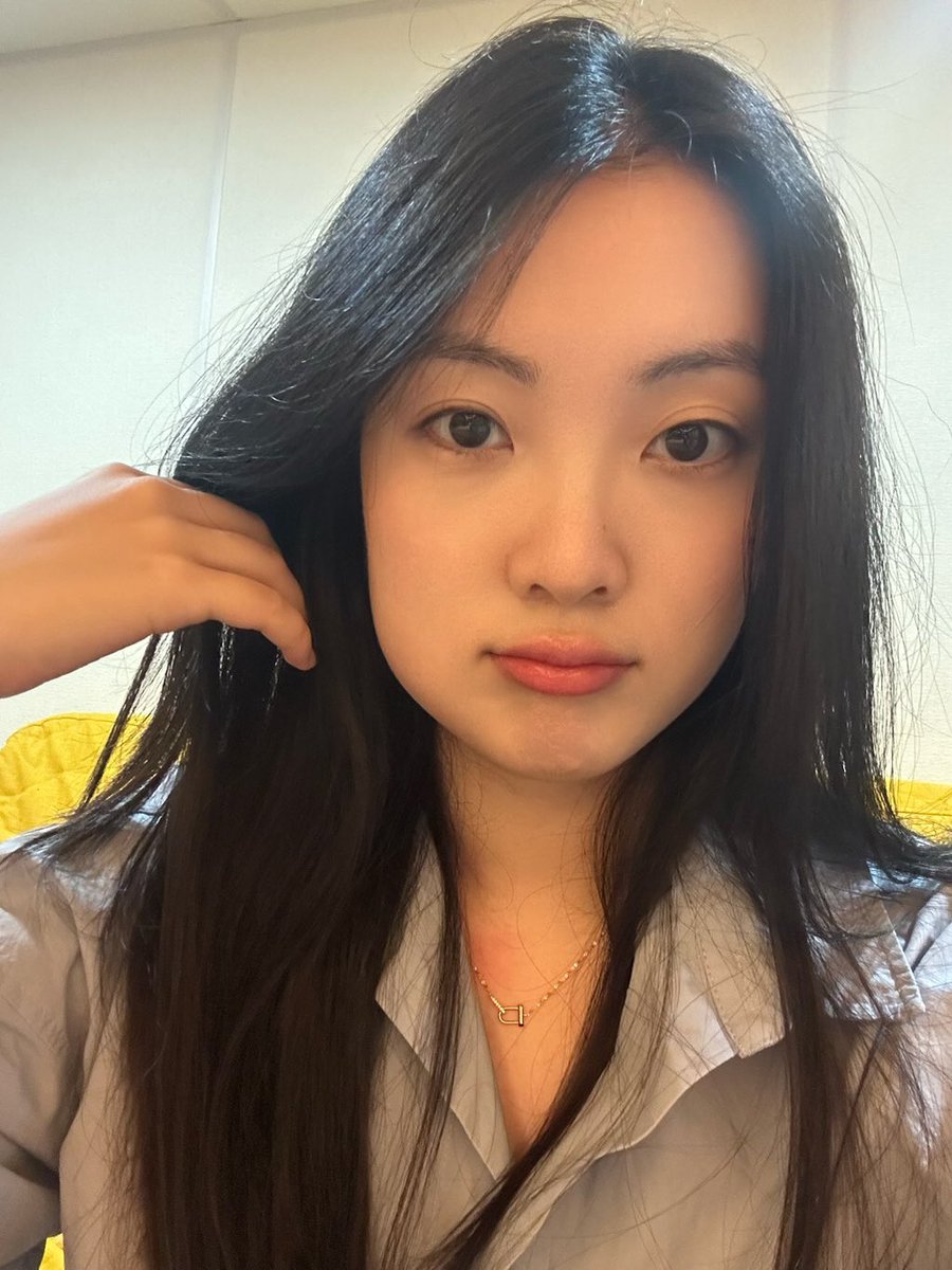 230702
FROM. 루시 Fancafe update

"I got my wisdom tooth pulled out.. The eonni said I look like I had bitten two green grape candies.. 🍬🍬"

#WekiMeki #위키미키 #LUCY #루시 #노효정