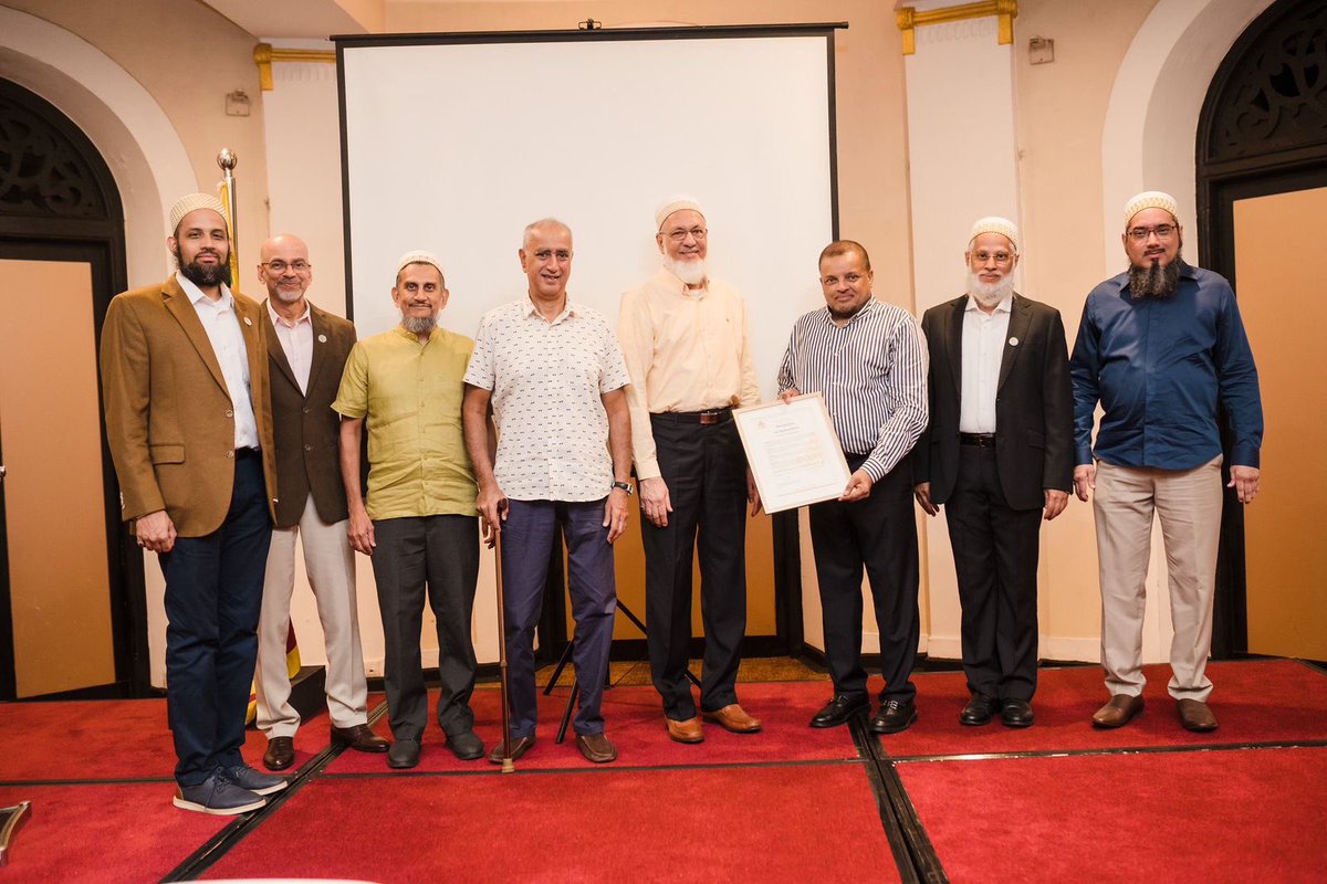 Dawoodi_Bohras's tweet photo. The National Muslim Assembly of #SriLanka felicitated Al-Haj Afzal Marikar in honour of his service to the Sri Lankan Muslim Community during the COVID-19 pandemic. He was presented with a token of appreciation from the NMA and the Memon, Malay and #DawoodiBohra communities. https://t.co/nMsBwmnZ0r