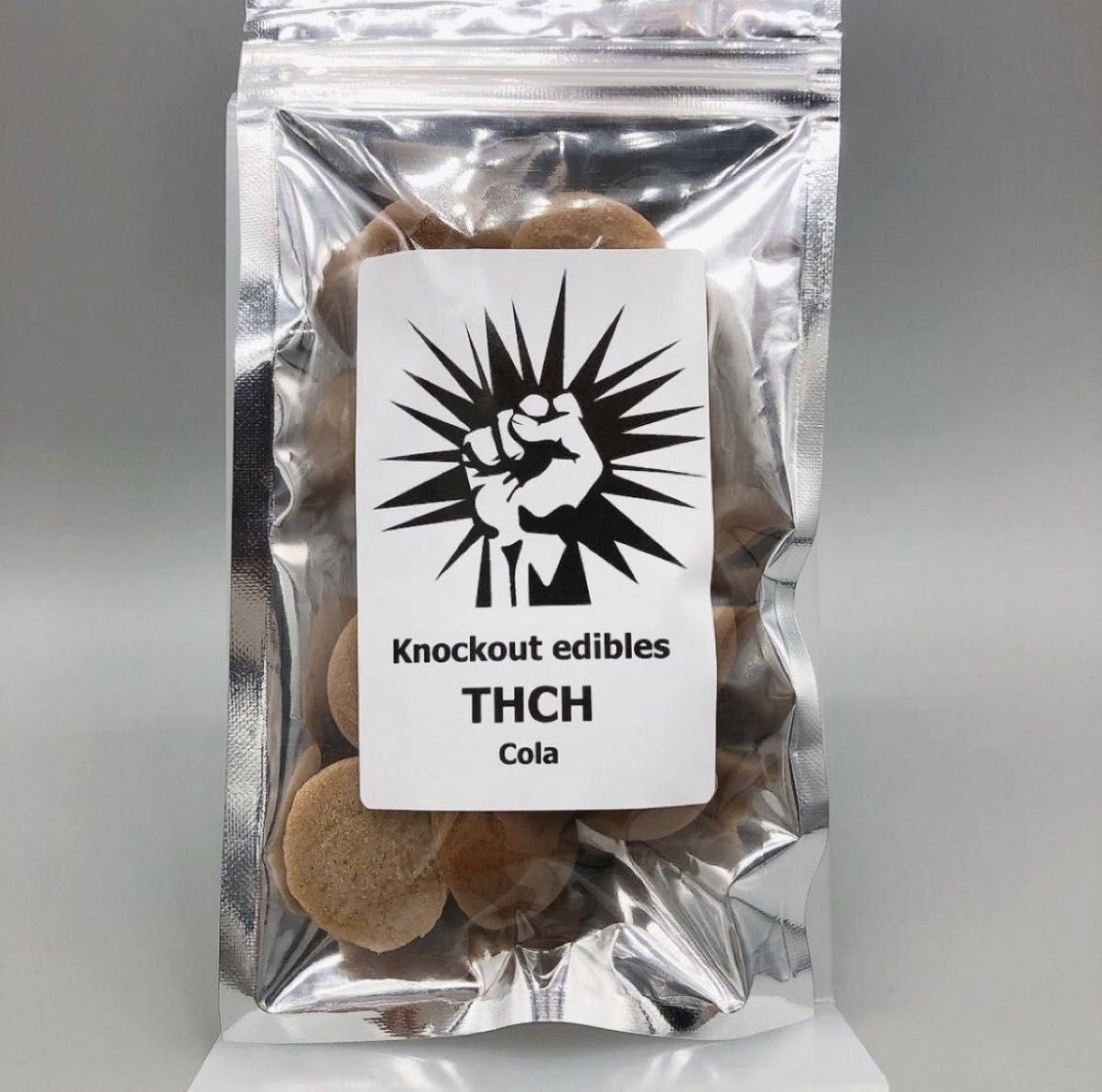 0v6Ni's tweet photo. Knock out社製グミの販売を開始しました！
購入希望の方はDMまで。

THC-B THC-H HHC-H共に一袋6700円で販売しております♪

まとめ買いの場合...
2袋6500/袋
3袋6200/袋
4袋6000/袋
5袋5800/袋　とお安くなっております。
匿名配送、クレジットカード払い等PayPayで可能です。 https://t.co/wVo66airyZ