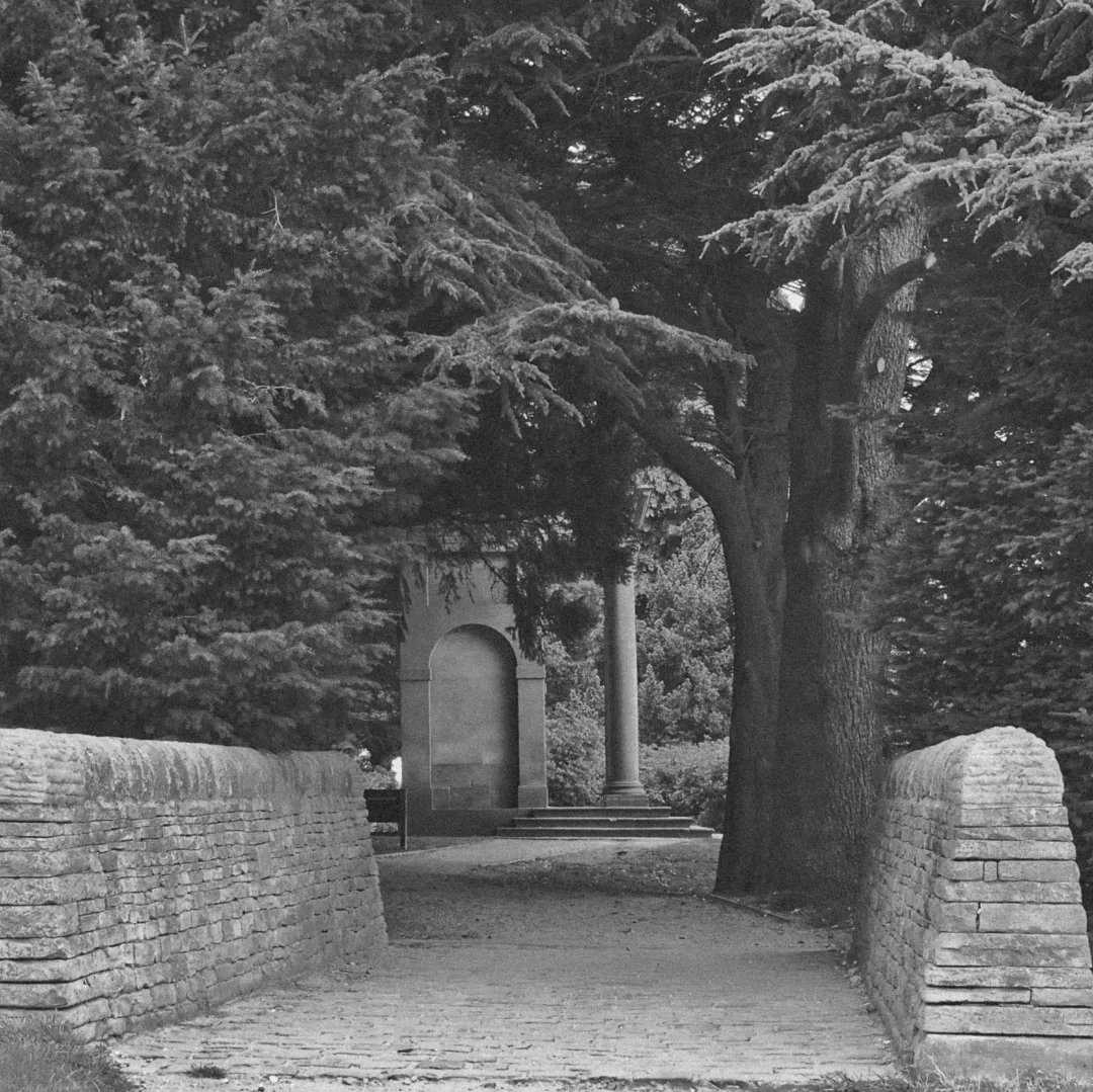 DaveMPhoto's tweet photo. I was sitting here wondering what Wentworth Castle grounds would have looked like in the days of black and white if I'd been around then with a camera. #builtinavictorianera https://t.co/ROR8Z6JTHx