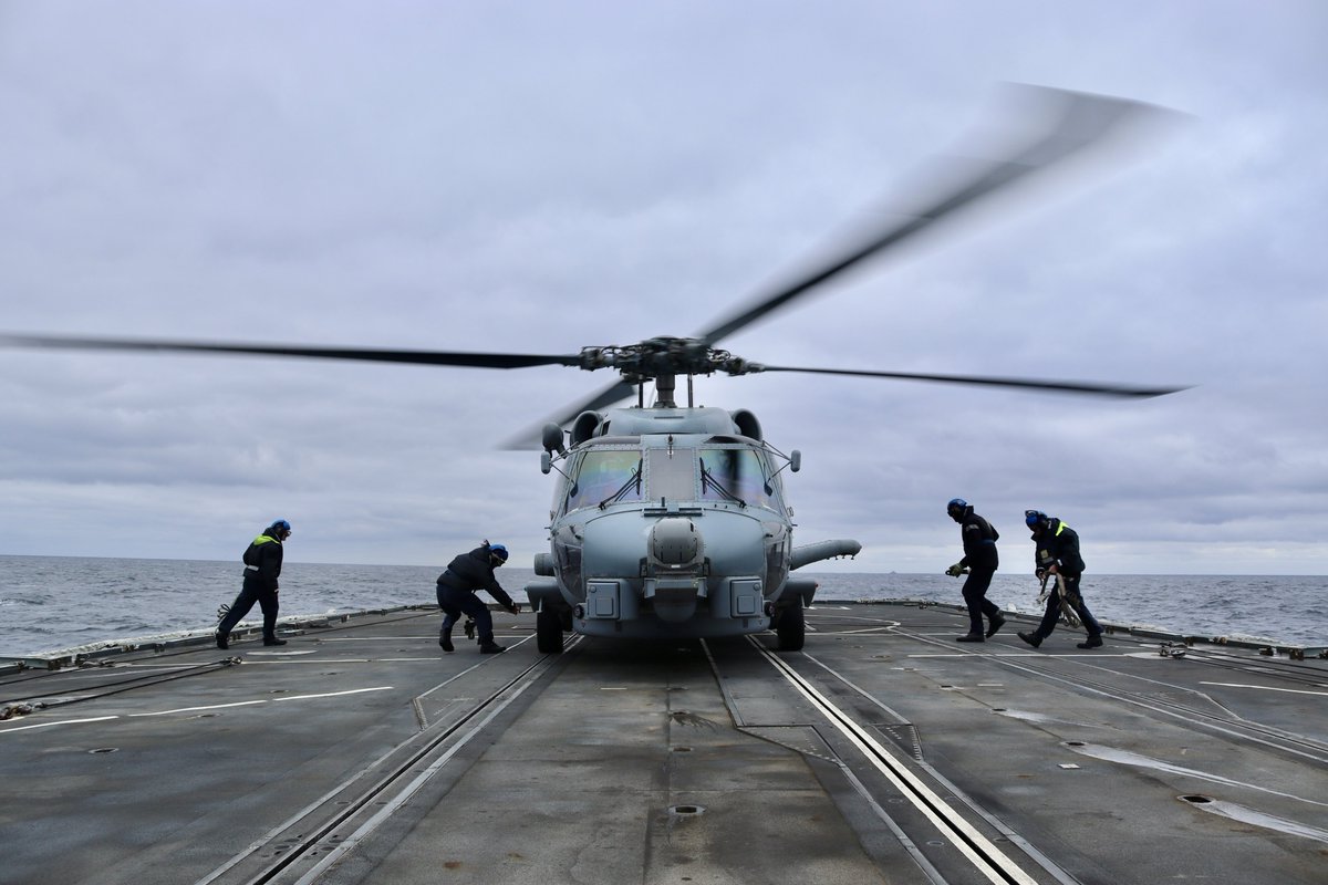 Our embarked Merlin Mk2 isn’t the only helicopter that can operate from @HMSNORT. We have recently exercised with our @USNavy allies in the High North, reinforcing interoperability with US allies in USS THOMAS HUDNER and her MH-60 Seahawk 🇬🇧🇺🇸#FearNORT #814NAS