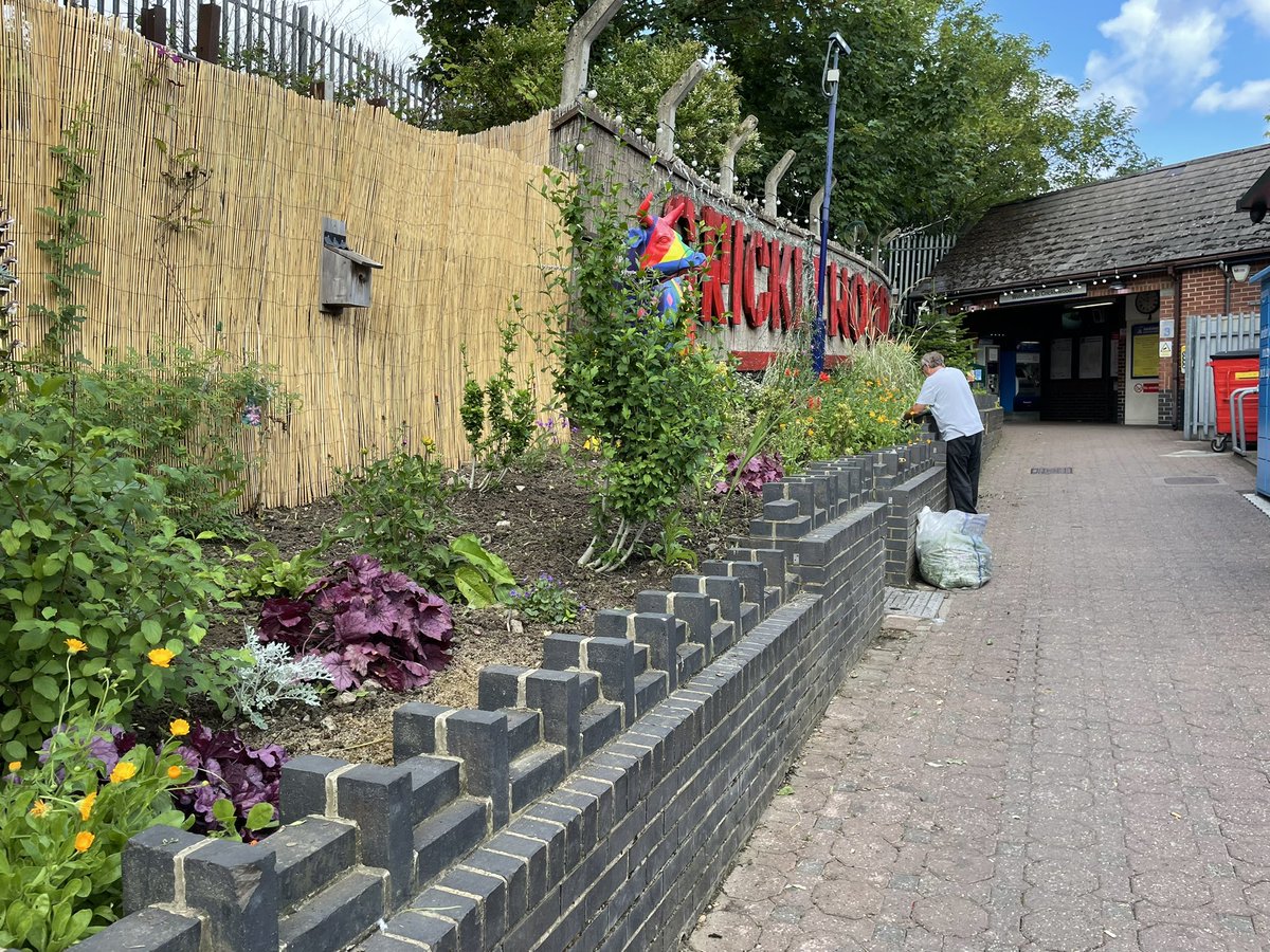 NW2_RA's tweet photo. #Cricklewood Station garden and bookshare is looked after by volunteers and would be great to have more help, even if just tidying the bookshelves as you pass. @TLRailUK 

Interested? Contact northwesttwo@gmail.com. https://t.co/uStkg0lzOB