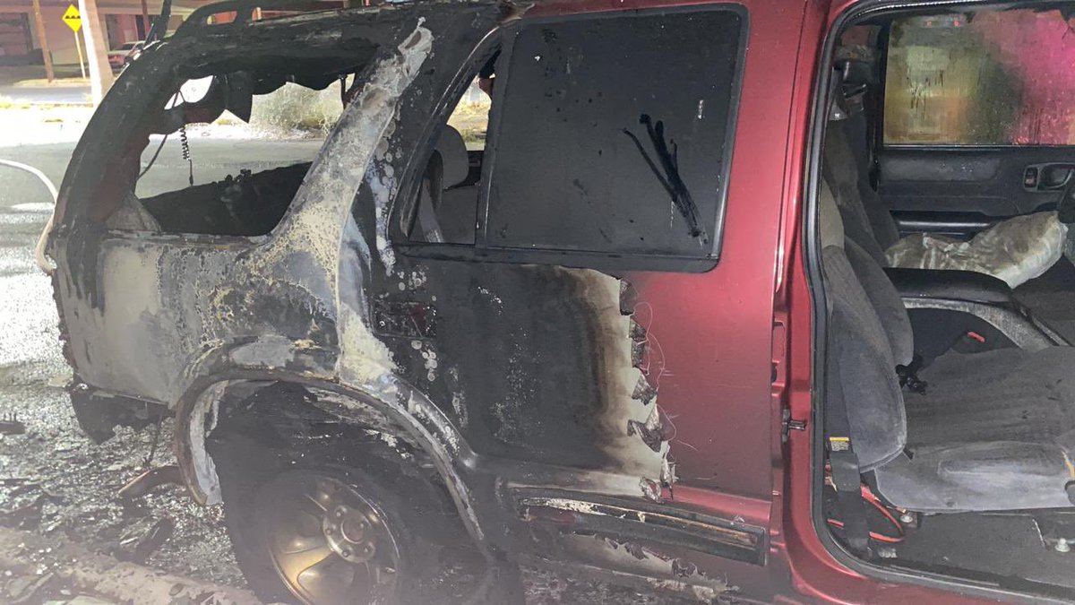 vickserrano's tweet photo. A las 12:30 de la noche en pleno blvd. Justo Sierra, incendio provocado al carro de mis papás estacionado justo enfrente de su casa!!! Increíble el nivel de vandalismo!!!

@HermosilloGob @SonoraSeguridad @Policia_HMO @tonoastiazaran https://t.co/56yZ9bWFm8