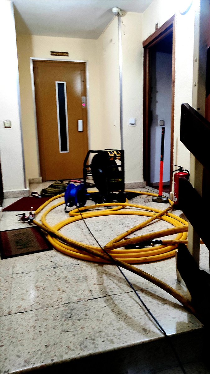 Incendio en vivienda con rescate.
Estas son algunas de las herramientas que hemos utilizado.
Los vecinos confinados es donde mejor están, la caja de escalera no solo es una chimenea, está llena de trastos que son trampas que complican la evacuación. 🚒🔥