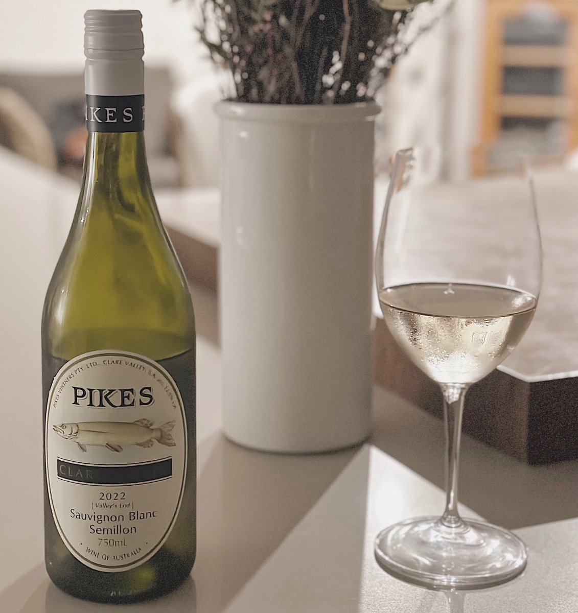 ceraonldn's tweet photo. A compelling #WineOfTheWeek to interest us in this week’s Ashes Test Match - serving at Lord’s Cricket Ground itself 🥂

🟡’Sauvignon Blanc Semillon’, 2022, Pikes Wine
📍Valley’s End, Clare Valley 🇦🇺 
🍇Sauvignon Blanc &amp; Semillon
👅Light bodied, nectarine, apricot &amp; lemon posset https://t.co/faMCWIEEwa