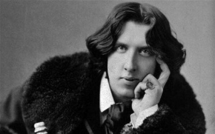 « L'égoïste n'est pas celui qui vit comme il lui plaît, c'est celui qui demande aux autres de vivre comme il lui plaît, l'altruiste est celui qui laisse les autres vivre leur vie, sans intervenir. »
Oscar Wilde