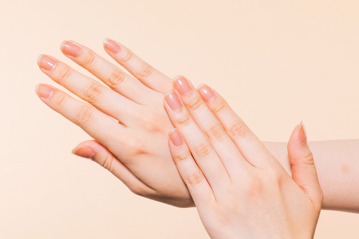 『NNNAIL』ジェルネイルシールの秘密とは？

伸びがいいからつけやすい

ネイルシールを指に貼る際にできるシワや空気の隙間を作らせないため、指先にぴったりと密着させることができます。
その優れた密着性により、美しい仕上がりを長時間維持することができます。

#ネイルシール
#美爪 
#爪ケア