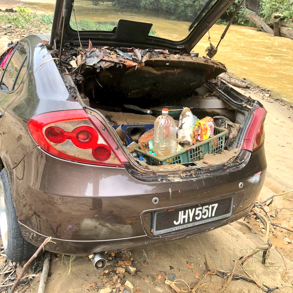 bxngpy's tweet photo. Mangsa lemas kat jeram air putih,kemaman dipercayai Kepala air . Plat kereta JHY5517 mencari waris ‼️ Moga Allah permudahkan segala urusan.
tolong RT gais. https://t.co/K8r1Ropnsu