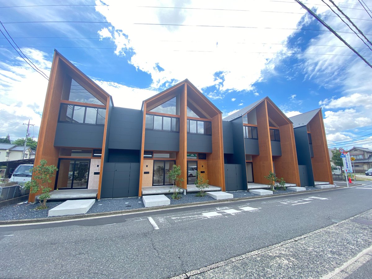 365LIFE_rss's tweet photo. 住宅街に突如現れる三角屋根の建物。唯一無二の存在感。
奇抜なデザインが、来訪者に「ほんとにここでいいの？」と驚きを与え、話のつかみにまず建物のことが話題になりますよね。そこで心がグッと掴まれます。

#365LIFE　#賃貸　#広島　#お部屋探し⁡

https://t.co/wQHrqxgPGj https://t.co/8pg7OYOVoW
