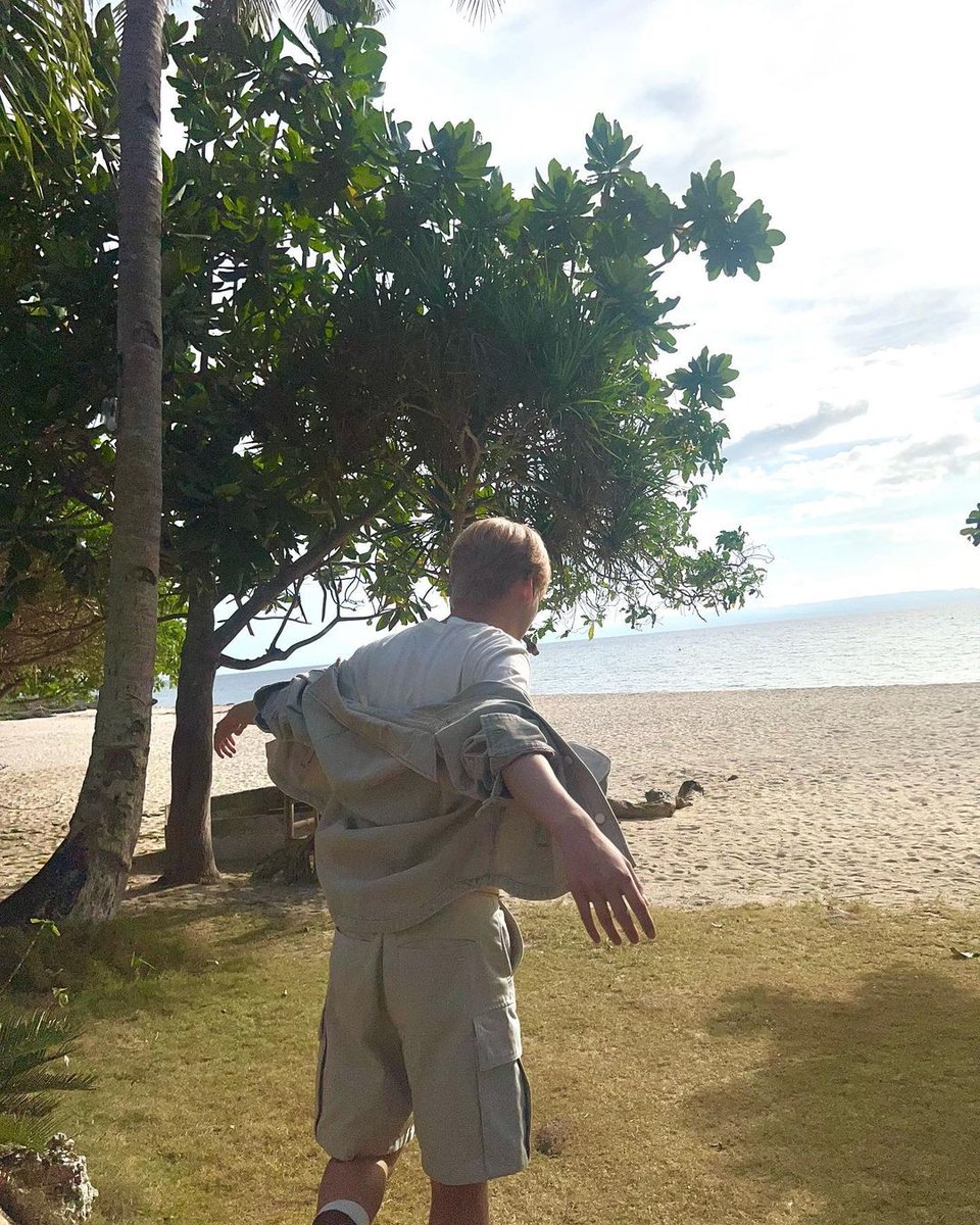 WEi_GLOBAL's tweet photo. [PHOTO] 230609 #SEOKHWA Instagram Update #1 🖤

🏃🏻☁️🌴☀️

🔗: https://t.co/VLflkmDu1s

#위아이 #WEi #강석화 #KANGSEOKHWA @WEi__Official https://t.co/yXfbk3M9jZ