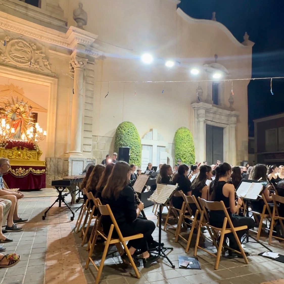 🎺 CONCIERTO EN HONOR AL SAGRADO CORAZÓN DE JESÚS 

Anoche la Plaza de España volvió a llenarse para disfrutar del concierto que la <a href="/sumlaconstancia/">S.U.M. La Constancia</a> nos tenía preparado.

Al finalizar el concierto, tuvo lugar el pasacalles de la “Banderita” y la tradicional traca 💥