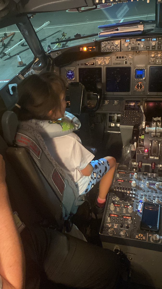 suz_m87's tweet photo. @jet2tweets please pass on a massive thank you to all the crew on LS138 to Glasgow last night, everything was perfect and made my girls night getting to sit in the cockpit 😍 https://t.co/tgnogX1aG1