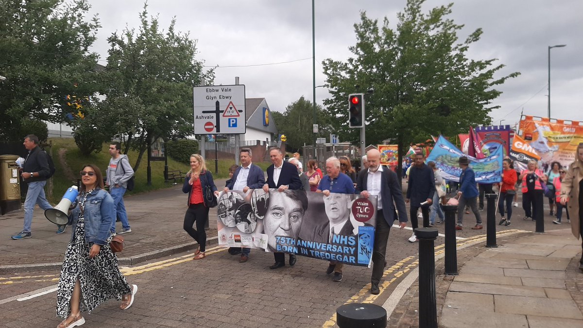 1118BST: <a href="/BevanFestival/">Bevan Festival</a> The <a href="/walestuc/">TUC Cymru</a> Trade Union Banner Parade marches through Commercial Street. Parade continues towards <a href="/BedwelltyHouse/">Bedwellty House&Park</a> for celebration, activities &amp; more. #NHS75 #BevanFestival #Tredegar #TredegarWales <a href="/TredegarCouncil/">Tredegar Town Counci</a> @PastyTurner