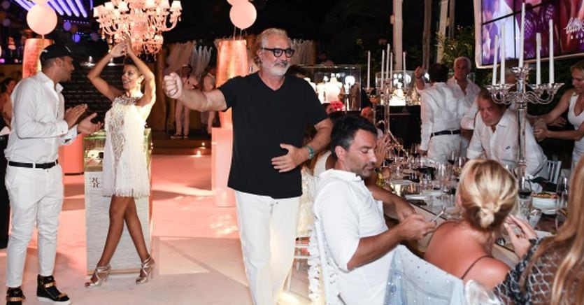 fisco24_info's tweet photo. Briatore, sarà un’altra estate Crazy Pizza dall’Italia a Miami: Francesco Costa, il socio dietro le quinte del manager-vip, svela numeri e strategie del gruppo Majestas: 80 milioni di ricavi nel 2022 tra Twiga e Billionarie, obiettivo quota 100 nel 2023 https://t.co/6PkKexVIjA https://t.co/knfK7P78KO