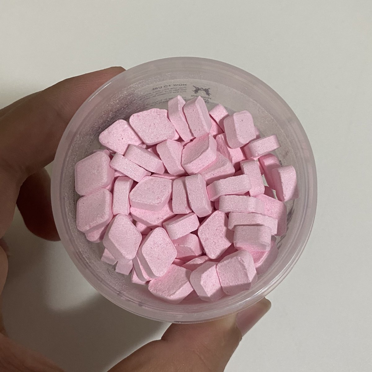 Dekchaikumkom's tweet photo. เคล็ดลับปากหอมตลอดเวลา ต้อง Lush ตัวนี้เลยจ้า จะเป็นน้ำยาบ้วนปากอัดเม็ด แค่เคี้ยวในปาก 1 เม็ด แล้วบ้วนกับน้ำเปล่านิดเดียว ก็รู้สึกว่ามันสดชื่นมาก กลิ่นคือที่สุดของที่สุดอะหอมเหมือนกลิ่นขนมเลย มีพกไว้ไปร้านหมูทะ ชาบู คือดีมาก ไม่ต้องกลับไปแปรงฟันที่บ้านจ้า https://t.co/7XINc07zQ0